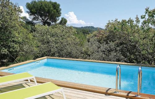 Solliès-ToucasにあるStunning Home In Sollies Toucas With 3 Bedrooms, Wifi And Private Swimming Poolのデッキ(椅子2脚、木付)のスイミングプール