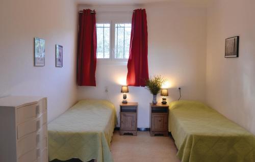 1 dormitorio con 2 camas y una ventana con cortinas rojas en Stunning Home In Sollies Toucas With 3 Bedrooms, Wifi And Private Swimming Pool, en Solliès-Toucas