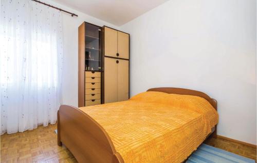ein Schlafzimmer mit einem großen Bett und einem Schrank in der Unterkunft Awesome Home In Baric Draga With House Sea View in Barić Draga