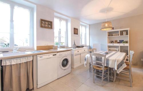 une cuisine avec une machine à laver et une table dans l'établissement Amazing Home In Fontaine Le Dun, à Fontaine-le-Dun