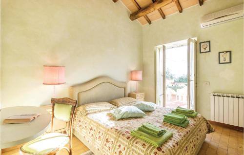 um quarto com uma cama com almofadas verdes em Villa Laura em Monteleone Sabino