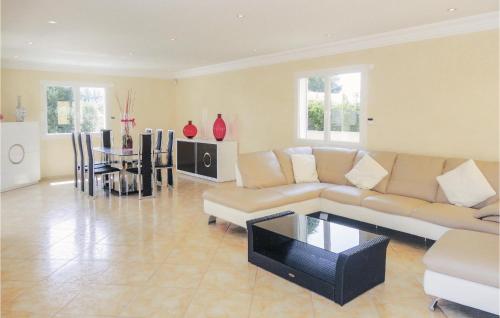un salon avec un canapé et une table dans l'établissement 4 Bedroom Cozy Home In Grau Dagde, au Grau-dʼAgde