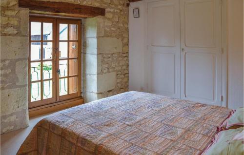 une chambre avec un grand lit et une fenêtre dans l'établissement Le Clos Des Tilleuls, à Ligré