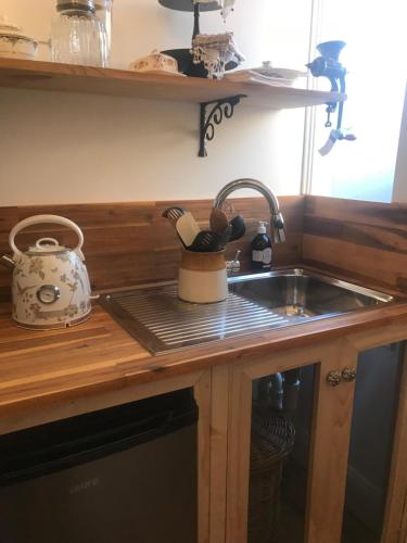 A kitchen or kitchenette at Ivy May Cottage