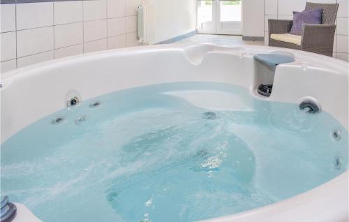 wanna wypełniona błękitną wodą z kranem w obiekcie 3 Bedroom Awesome Home In Sainteny w mieście Sainteny