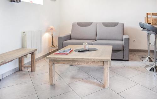 un salon avec un canapé et une table basse dans l'établissement 3 Bedroom Stunning Home In Sainteny, à Sainteny