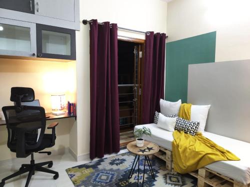 um quarto com uma cama, uma secretária e uma cadeira em Home Tales 2390 by Tipiverse - HSR Layout em Bangalore