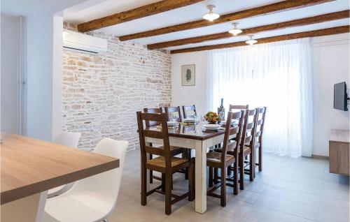 TV a/nebo společenská místnost v ubytování Four-Bedroom Holiday Home In Manjadvorci