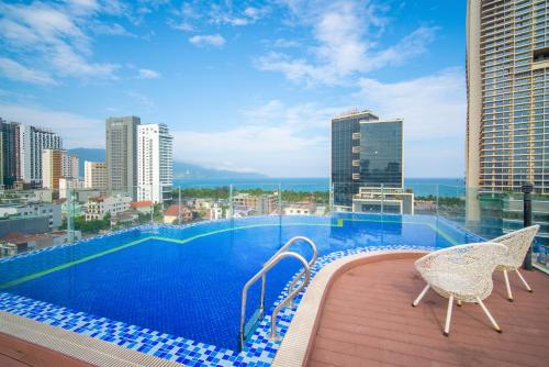 Alibaba Hotel by THG tesisinde veya buraya yakın yüzme havuzu