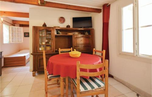 Μια τηλεόραση ή/και κέντρο ψυχαγωγίας στο Cozy Home In Crillon Le Brave With Wifi