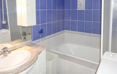 ein Badezimmer mit einem Waschbecken, einer Badewanne und einem WC in der Unterkunft Gorgeous Apartment In Carnon Plage With House Sea View in Carnon-Plage