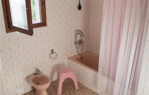 Ванна кімната в Nice Home In Palafolls With House A Mountain View