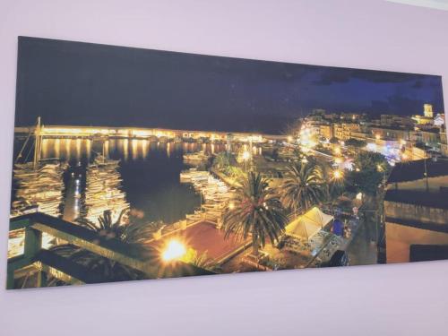 uma imagem de uma cidade à noite com luzes em Mare Azzurro em Marina di Camerota