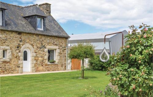 une maison en pierre avec une balançoire dans la cour dans l'établissement 1 Bedroom Cozy Home In Goudelin, à Goudelin