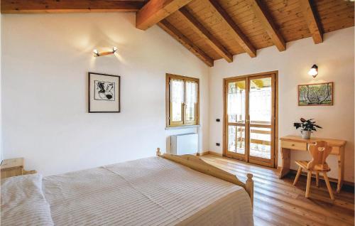 una camera con letto e scrivania di Casa Alpe Corniola a Ballabio Superiore