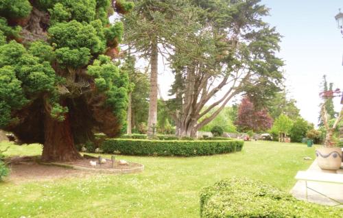 a park with trees and green grass and bushes at 3 Bedroom Beautiful Home In Valognes in Valognes