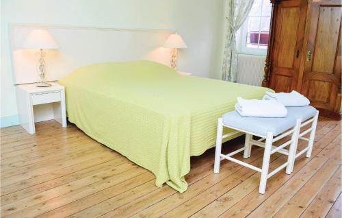 une chambre avec un grand lit et deux chaises dans l'établissement 3 Bedroom Beautiful Home In Valognes, à Valognes