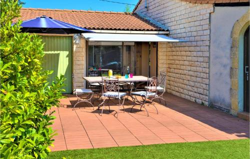オランジュにあるStunning Home In Orangeのパティオ(テーブル、椅子、パラソル付)