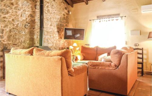 un soggiorno con due sedie e un divano di Stunning Home In Villanueva Del Duque a Villanueva del Duque