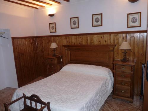 1 dormitorio con 1 cama, 2 mesitas de noche y 2 lámparas en CASA RURAL QUIJOTE Y SANCHO en Argamasilla de Alba