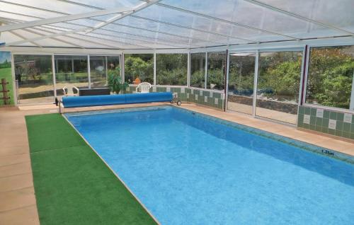 - une piscine dans une maison avec chapiteau dans l'établissement Gorgeous Home In Juigne Sur Sarthe, à Sablé-sur-Sarthe