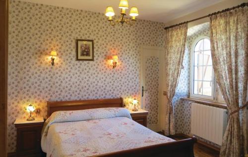 เตียงในห้องที่ Gorgeous Home In Juigne Sur Sarthe With Wifi