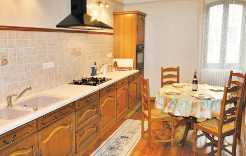 シュズ・ラ・ルッスにあるAmazing Home In Suze La Rousse With 2 Bedroomsのキッチン(テーブル、シンク、コンロ付)