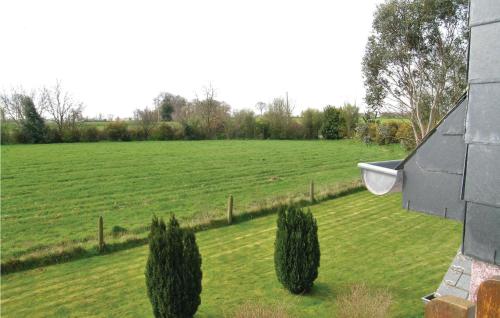 une vue aérienne sur un champ arboré et une maison dans l'établissement Holiday Home Le Pradou, à Quemper-Guézennec