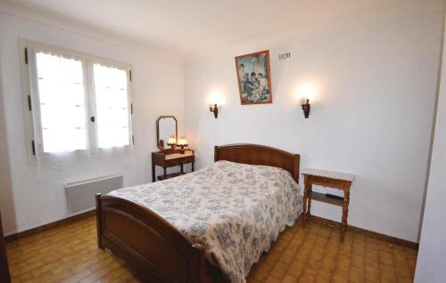 - une chambre avec un lit et une fenêtre dans l'établissement 3 Bedroom Amazing Home In Lagnes, à Lagnes