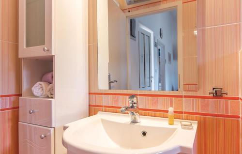Ein Badezimmer in der Unterkunft Stunning Home In Barbariga With Wifi
