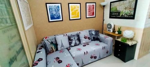 ein Wohnzimmer mit Sofa und Bildern an der Wand in der Unterkunft Gabriel's Den @ JazzB1109 in Manila