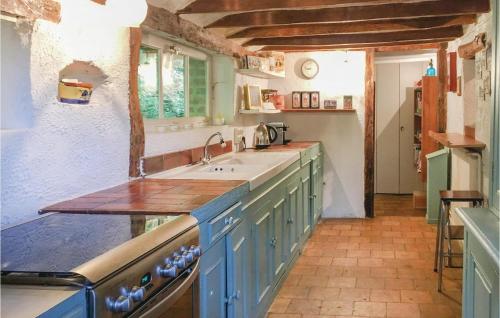 une cuisine avec un évier et un plan de travail dans l'établissement Cozy Home In Beauchene With Wifi, à Beauchêne