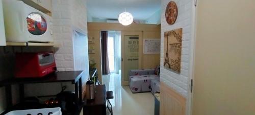 Zimmer mit einem Flur, einer Küche und einer Tür in der Unterkunft Gabriel's Den @ JazzB1109 in Manila