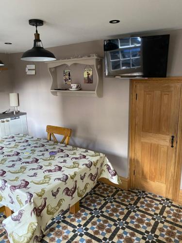 a bedroom with a bed with a flowered bedspread at Ivy House, three bed cottage, parking garden in Skipsea