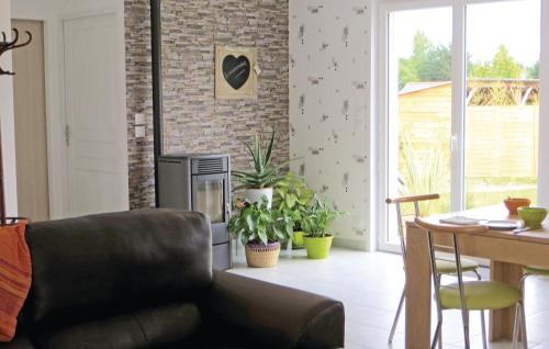 a living room with a couch and a table at Lovely Home In Brain-Sur-Alonnes in Brain-sur-Allonnes