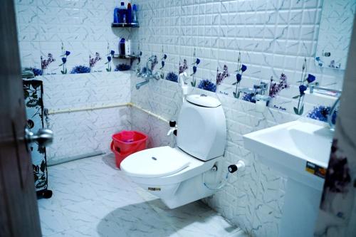 Koupelna v ubytování Insignia Beach Resort Premium 1 BHK serviced Appartments,The Club Krishna Sea Sight ,Puri