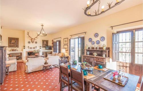 - salon na otwartym planie ze stołem i krzesłami w obiekcie Gorgeous Home In La Campana, Sevilla w mieście La Campana