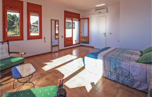 トッサ・デ・マールにあるBeautiful Home In Tossa De Mar With House Sea Viewのベッドルーム1室(ベッド1台、椅子1脚付)