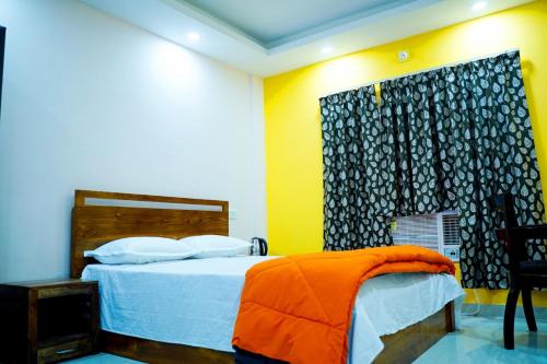 Postel nebo postele na pokoji v ubytování Insignia Beach Resort Premium 1 BHK serviced Appartments,The Club Krishna Sea Sight ,Puri