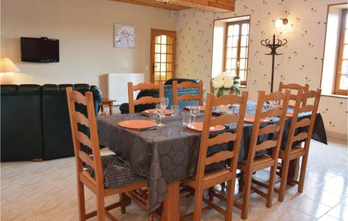 une salle à manger avec une table et des chaises dans l'établissement Nice Home In Canchy With Kitchen, à Canchy