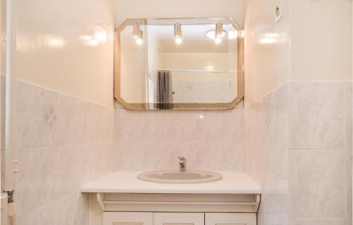 uma casa de banho com um lavatório e um espelho em Nice Home In Canchy With Kitchen em Canchy