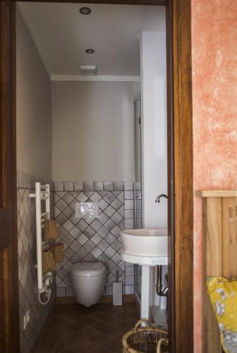 a bathroom with a sink and a toilet at La Bugia del Sensale in San Donato in Poggio