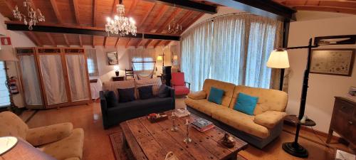 uma sala de estar com um sofá e uma mesa em Casa Rural Baigorrietxea em Villabuena de Álava