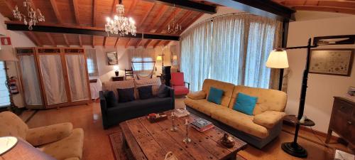 sala de estar con sofá y mesa en Casa Rural Baigorrietxea, en Villabuena de Álava