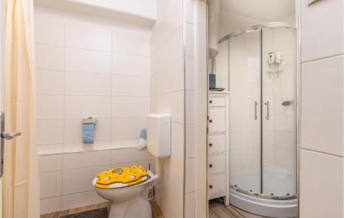 Ένα μπάνιο στο 1 Bedroom Awesome Apartment In Prezid