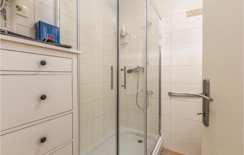 Ένα μπάνιο στο 1 Bedroom Awesome Apartment In Prezid