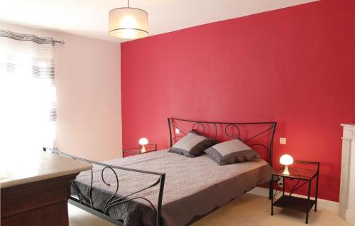 Ένα ή περισσότερα κρεβάτια σε δωμάτιο στο 2 Bedroom Gorgeous Home In Visan