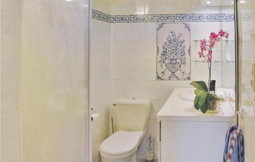 Ein Badezimmer in der Unterkunft 1 Bedroom Stunning Home In Caderousse