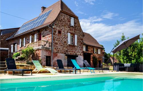 a house with a swimming pool in front of a building at Gorgeous Home In Badefols D'ans in Teillots