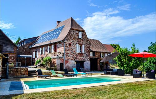 a house with a swimming pool in front of a building at Gorgeous Home In Badefols D'ans in Teillots